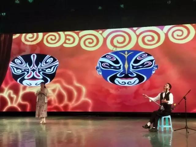 夏日时尚的爱丽